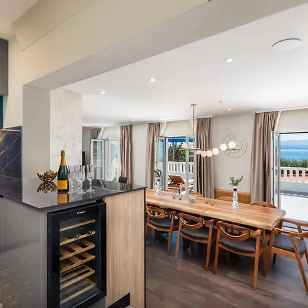 Neue Luxurioese Strandvilla *